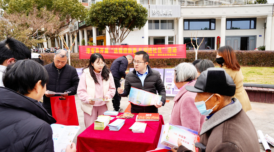 淳安县开展“送福迎新春，反邪进社区” 新春反邪送?；疃?>
						</div>
										<div   id=