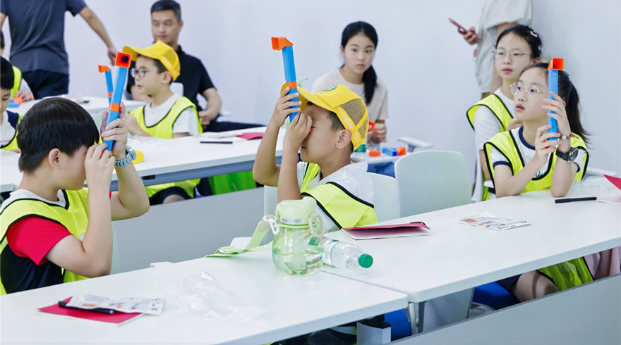 追光少年探秘光学科技，“富春小院士”成长营点燃科学梦想